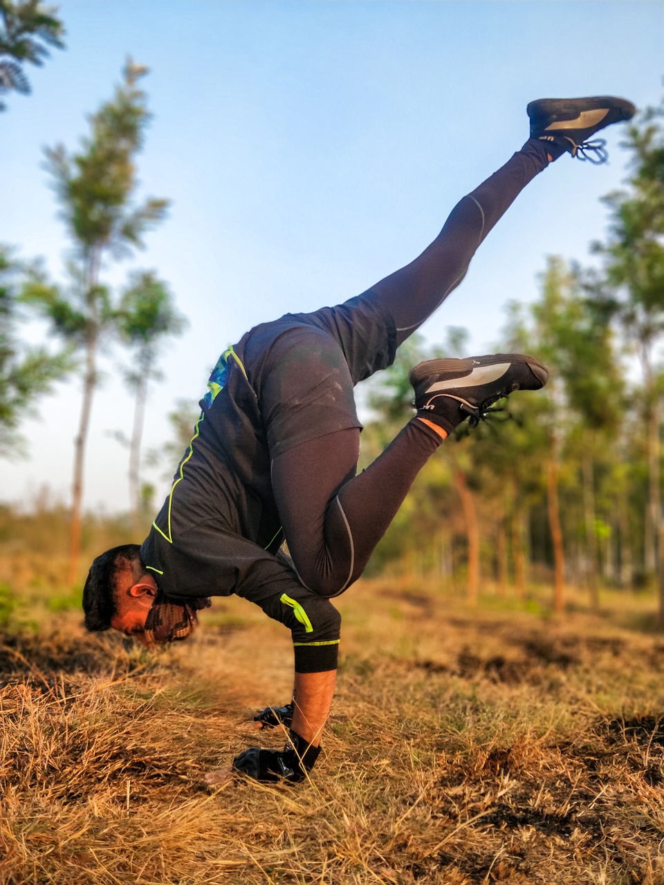 main doing a handstand